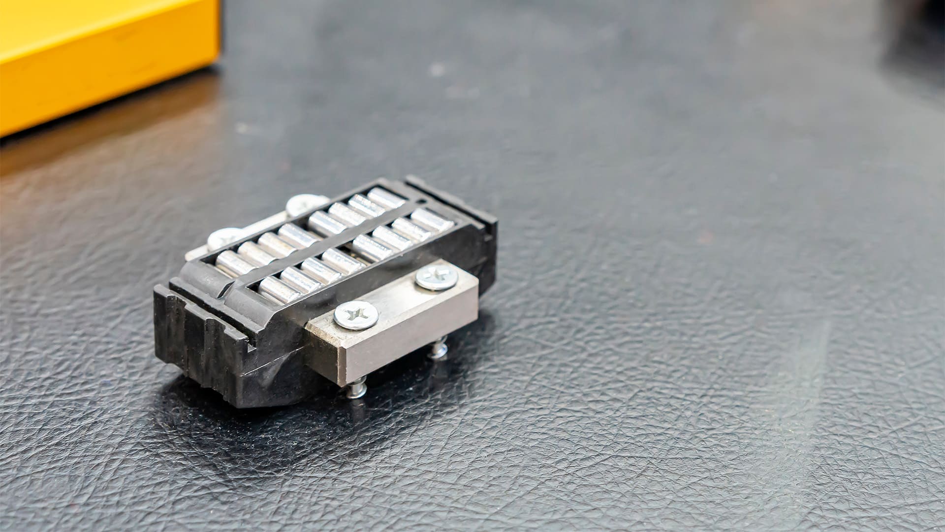 recirculating roller bearing linear guide rail